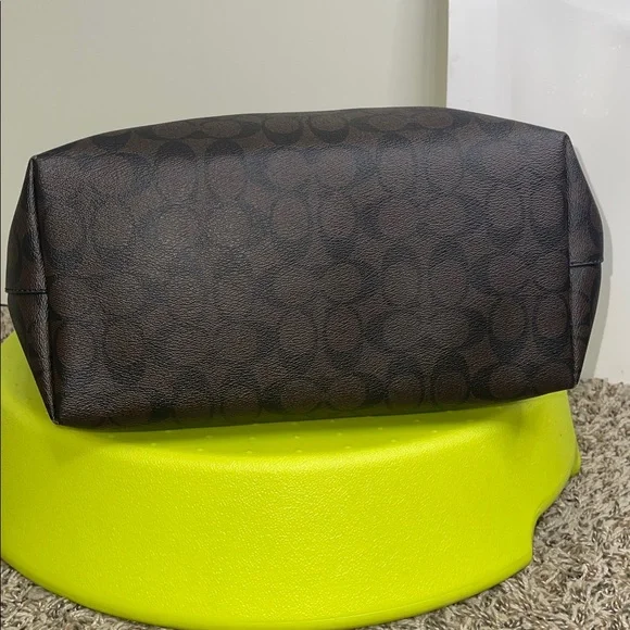 Coach Taxi Tote in signature canvas with a New York City taxi design w Wallet - Picture 4 of 11